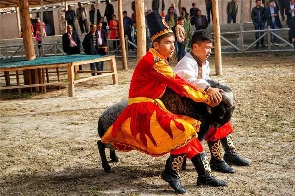 刀郎族对于大部分人而言,是个神秘的沙漠部落民族,在漫长的岁月中