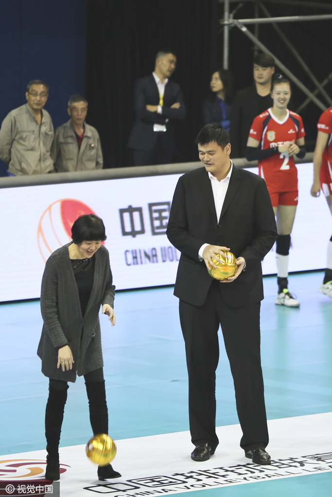 2016年10月28日,上海,16/17中国排球联赛开幕式,姚明,郎平现身开球