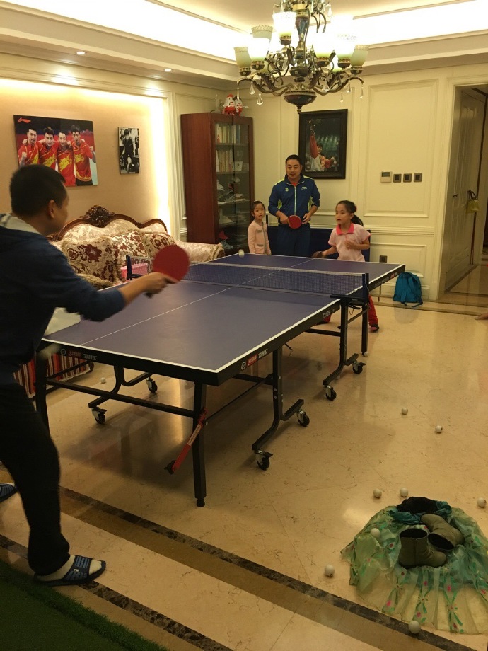 刘国梁兄弟俩家庭聚会陪爱女打乒乓球