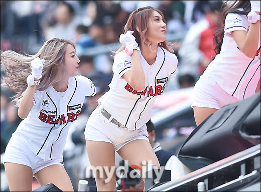 棒球宝贝超短裤热舞 性感俯身秀美腿