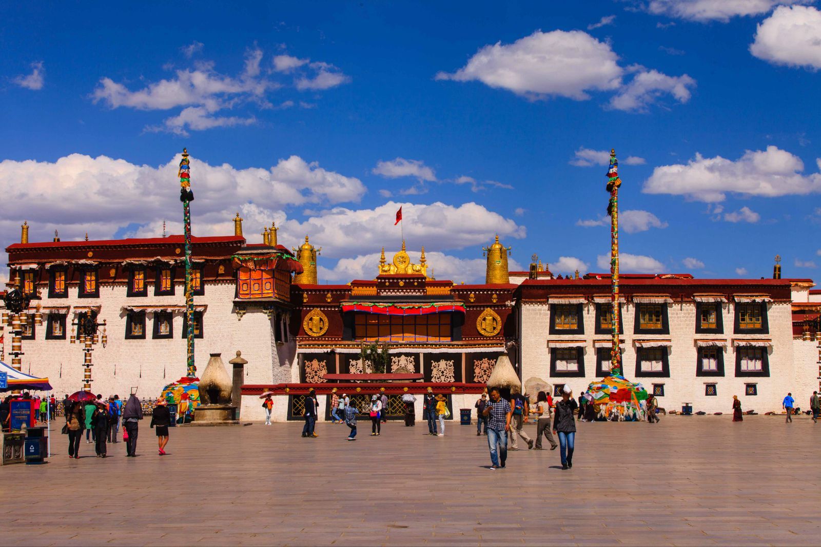 大昭寺布达拉宫被称为世界屋脊明珠,它是拉萨乃至青藏高原的标志