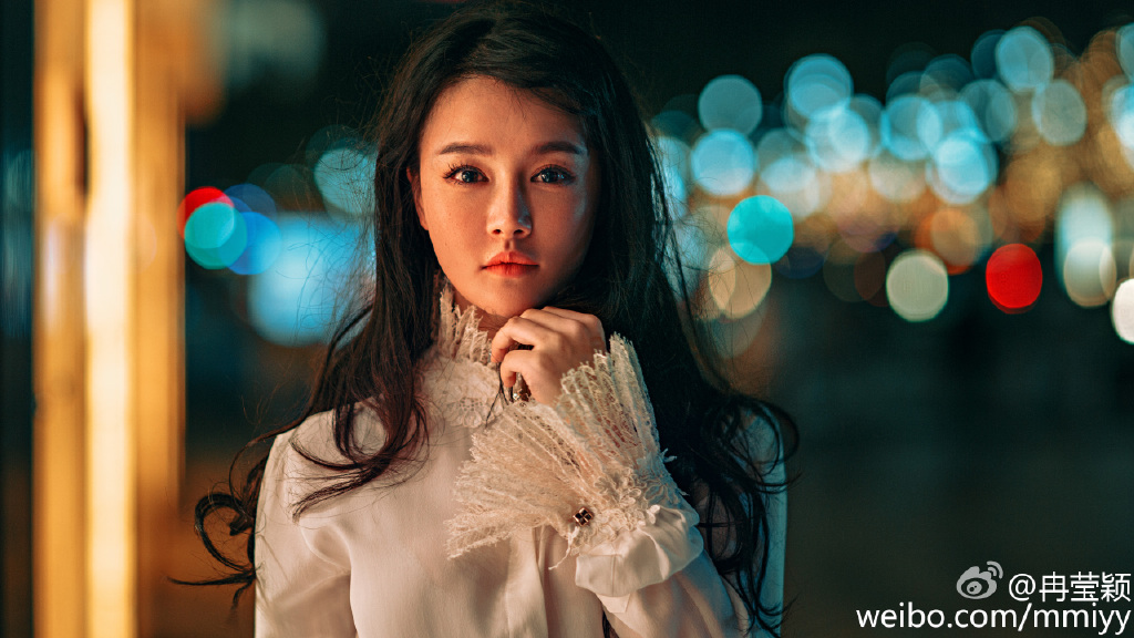 凤凰体育讯 拳王邹市明爱妻冉莹颖在社交媒体平台晒出写真,电眼撩人