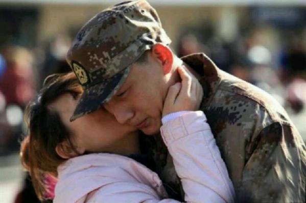 妻子成植物人 军人坚持105天把她唤醒