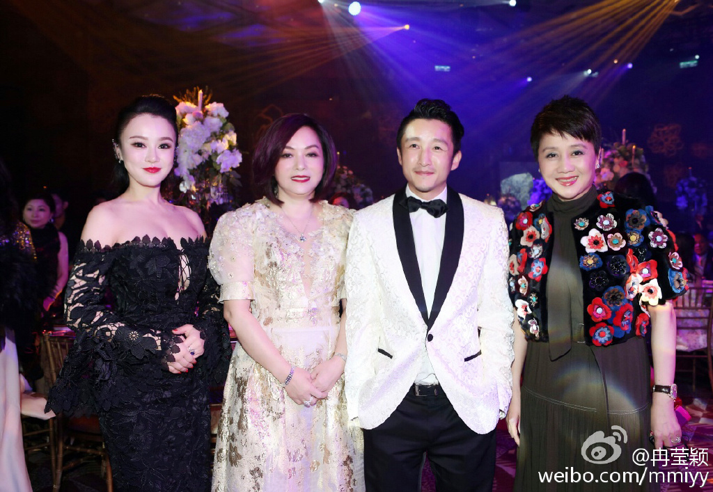 冉莹颖胸前镂空,性感十足.