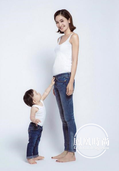 42岁名模周汶锜怀二胎秀大肚照