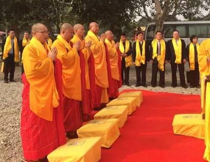 中华寺监院中勇法师接待在山门前合影(图片来源:法门寺佛学院)