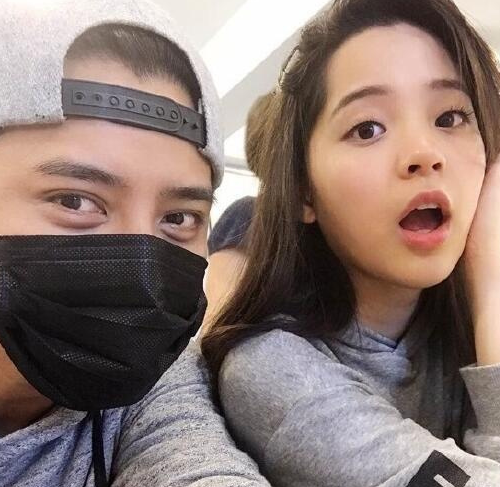 欧阳娜娜与罗志祥合影张大嘴呆萌表情抢镜