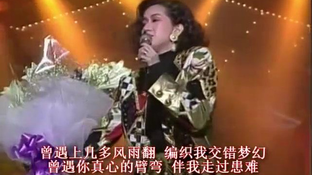 早期综艺节目录制现场全景照，显示轻松的访谈氛围