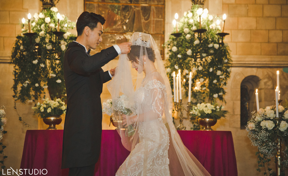 陈紫函戴向宇古堡大婚 新娘穿蕾丝婚纱尽显好身材