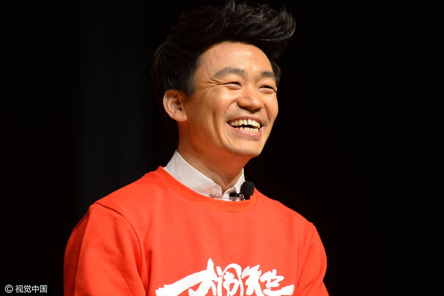 王宝强宣传新片大秀一字马获女粉丝抹泪熊抱