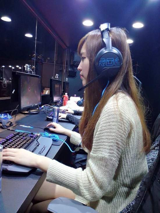 18岁的电竞美女看着甜美 其实她深藏不露