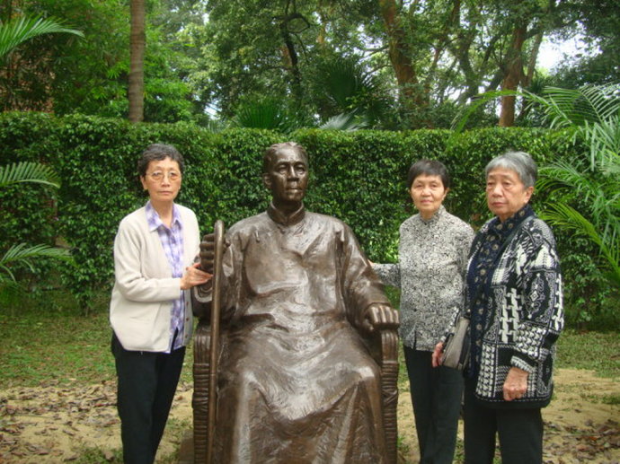 陈流求(右二),陈寅恪长女,医师;陈美延(左一),陈寅恪幼女,教师.