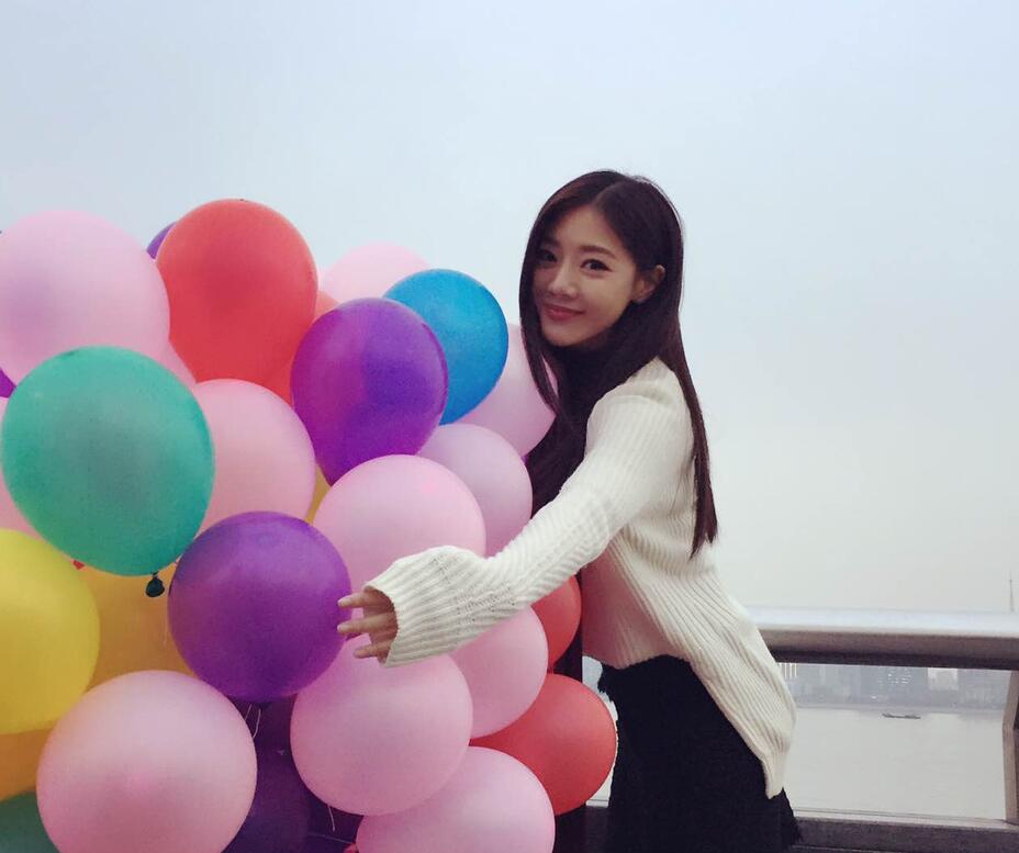 邓家佳近照甜美可人手捧彩色气球元气十足