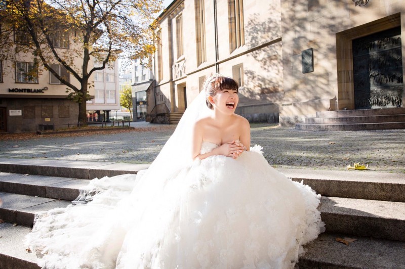 福原爱拍婚纱照打乒乓球大秀事业线幸福满溢