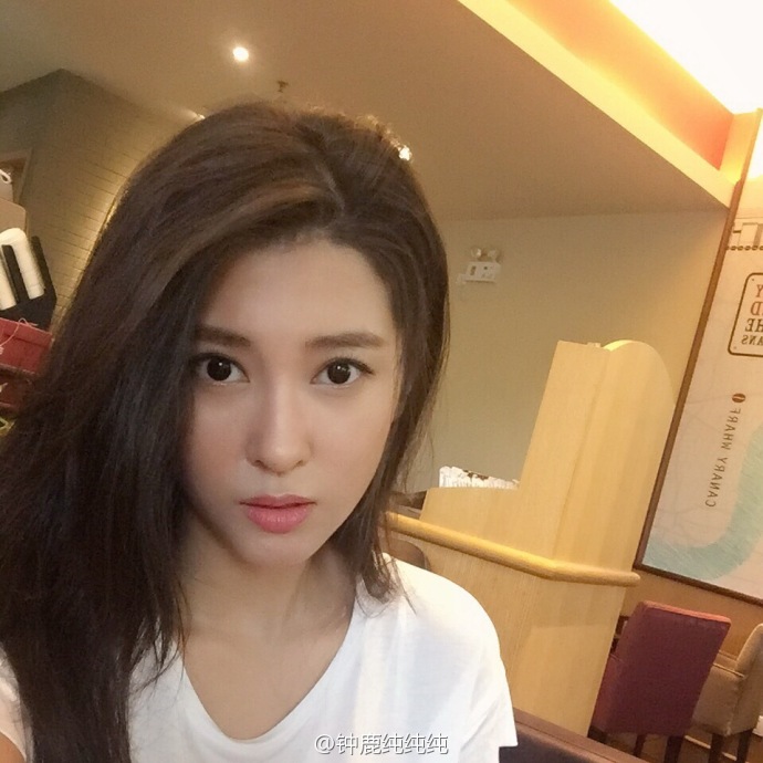 刘晓宇女友新年晒照大秀香肩美腿