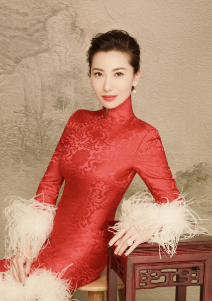 殷旭晒民国风全家福 庆祝与章子男结婚11周年