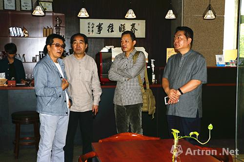 高剑父纪念馆馆长李琰(左一)带领一行人参观展馆