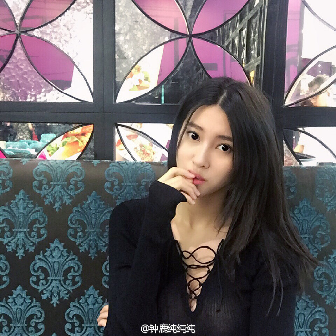 刘晓宇女友新年晒照大秀香肩美腿