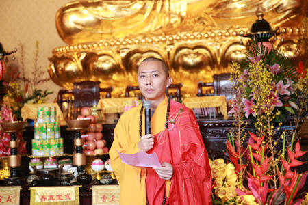 耀智大和尚,定弘法师和光秀法师手挚如意,在信众的虔诚佛号声中,登临