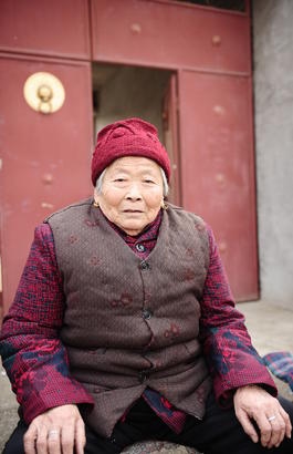 喜庆穿上唐装的78岁平阴老人