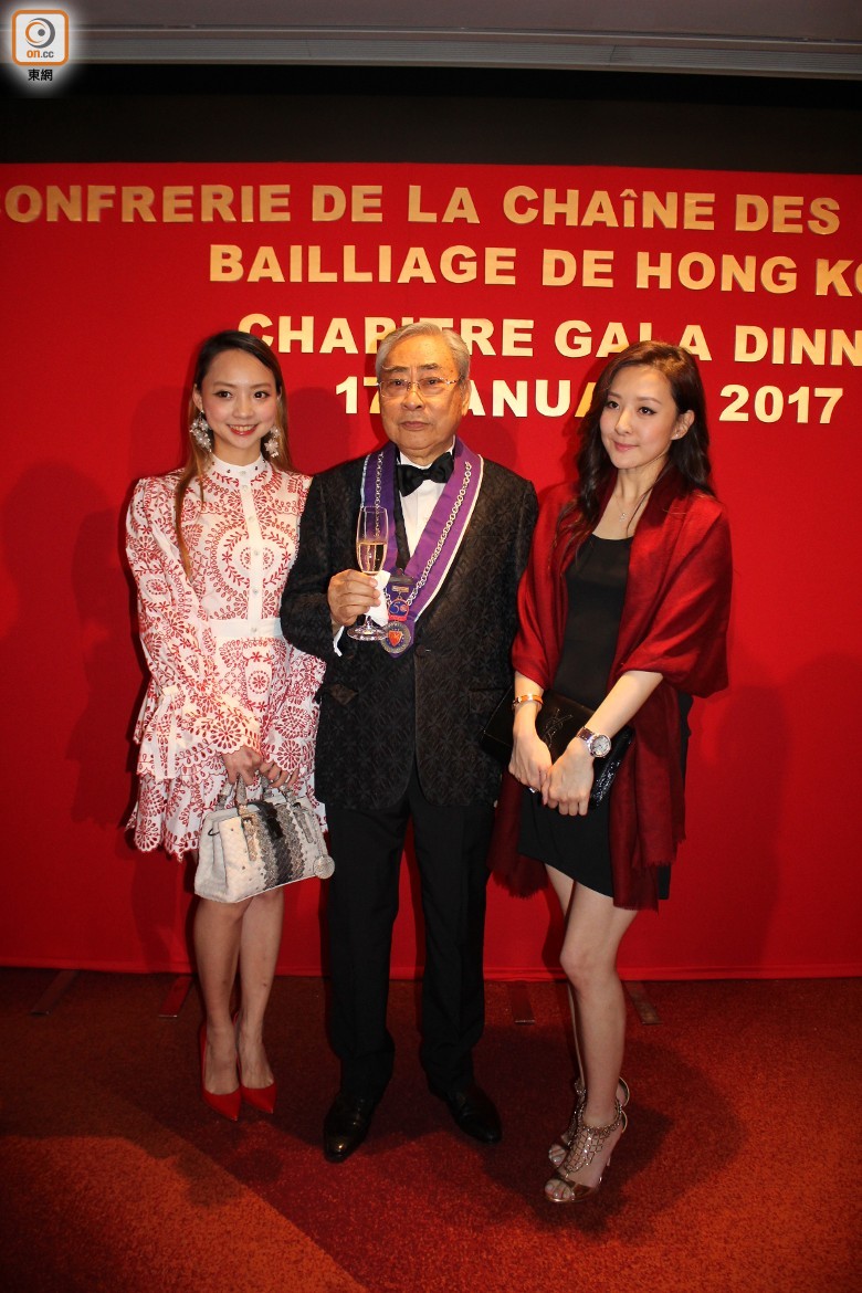 到底哪个才是新欢?80岁林建名身边不缺女伴