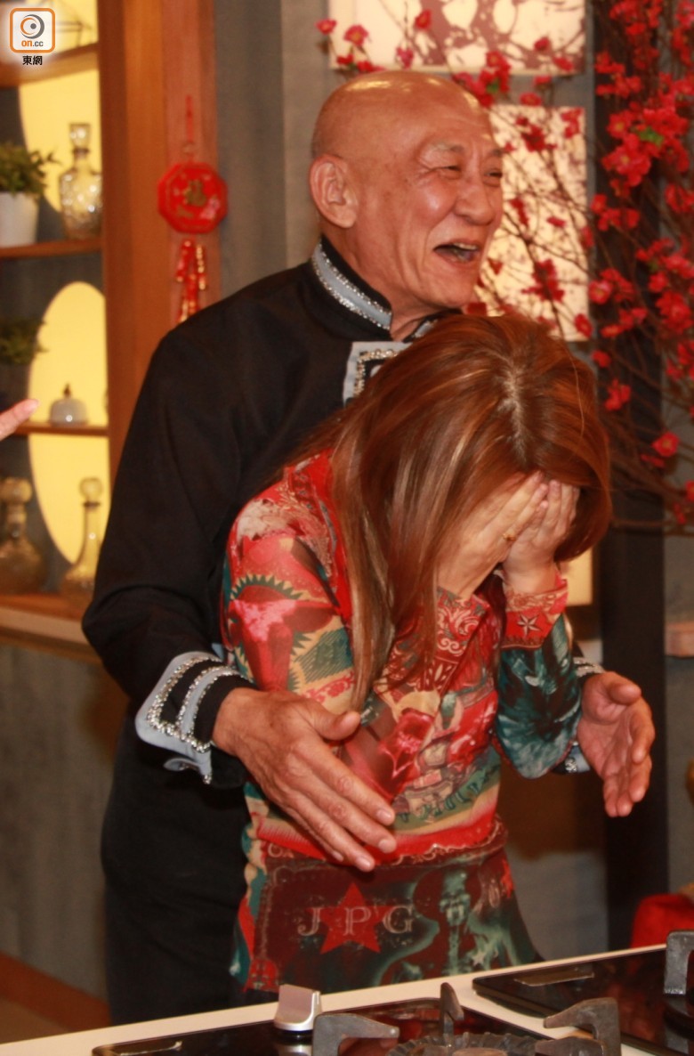 71岁鼎爷公主抱女团成员笑容满面