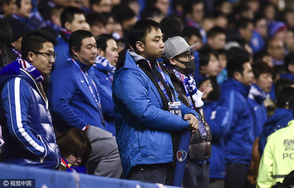 申花负狮吼亚冠出局现场美女球迷落泪