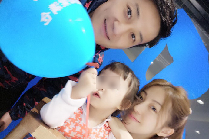 不过,妻子邵思涵马上转发张陆微博,并怒斥:"你是想我把她啃你的照片发