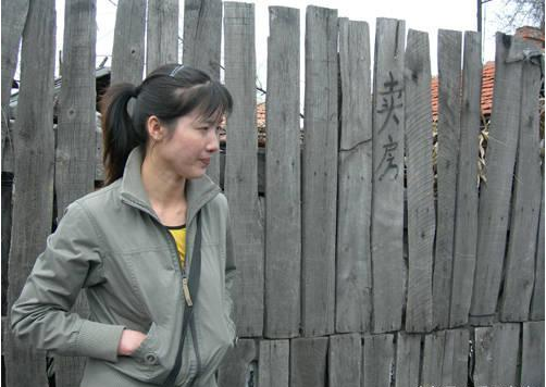 由于常年训练不科学,再加上营养跟不上,郭萍脚趾变形慢慢的严重了,在
