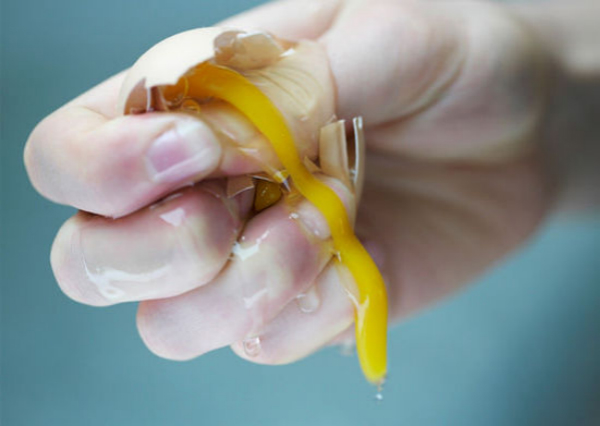 不怪他,这都是本能,癞蛤蟆总是想吃天鹅蛋的