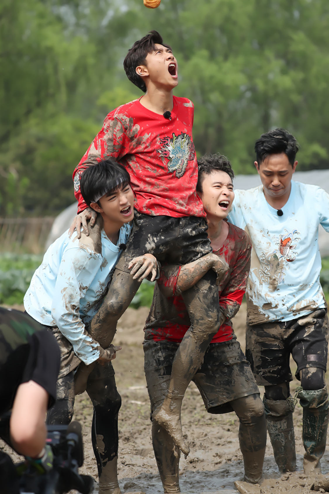 高能少年团泥潭大战刘昊然张一山集体滚成泥猴