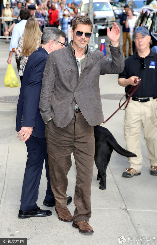 皮特离婚后衣衫不整胡子拉渣 但还是帅的!