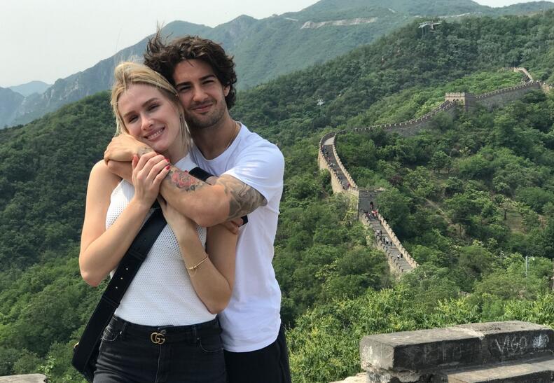 帕托携女友游长城二人甜蜜拥吻