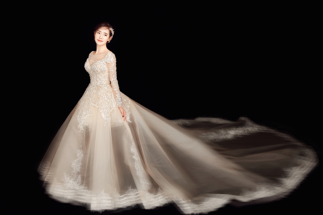 王智拍婚纱大片宛如待嫁新娘大秀美背