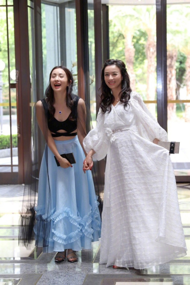 张庭生日宴和小陶虹同框 一袭白裙妩媚动人