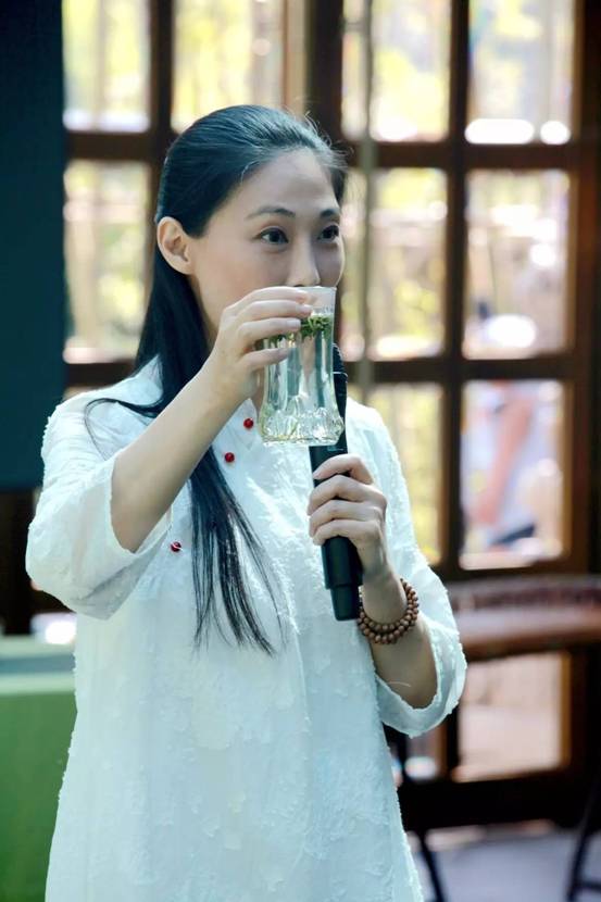 陈海伦,"一叶禅茶"发起人,中国台湾著名茶艺师,北京八大处佛牙舍利塔