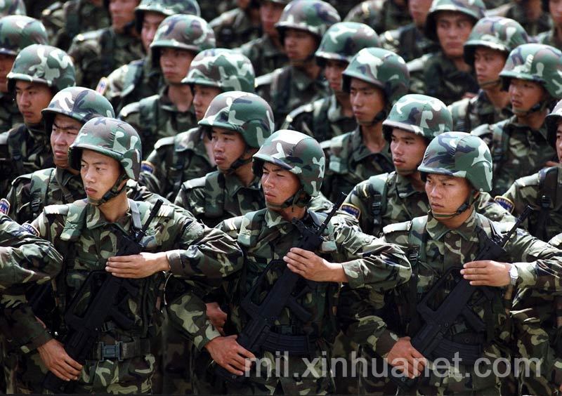 这是驻香港部队步兵旅在营区训练王建民摄