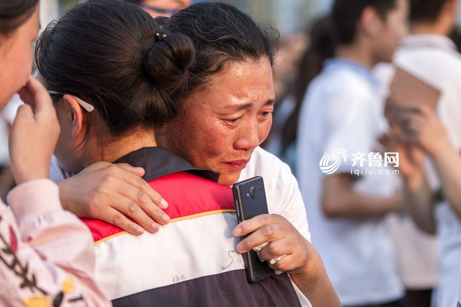为学生擦拭泪水 毕业季总是离不开泪水,相处三年的师生相互安慰与祝福
