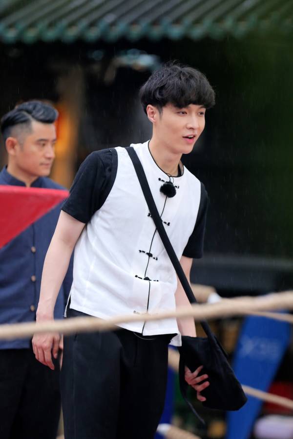 极限挑战第一季第三期张艺兴 d813f94ffd5d394_size40_w600_h900.jpg