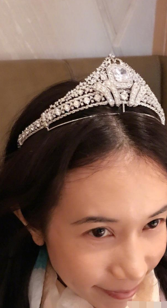 莫文蔚自曝公主病发作 戴皇冠素颜对着镜头甜笑