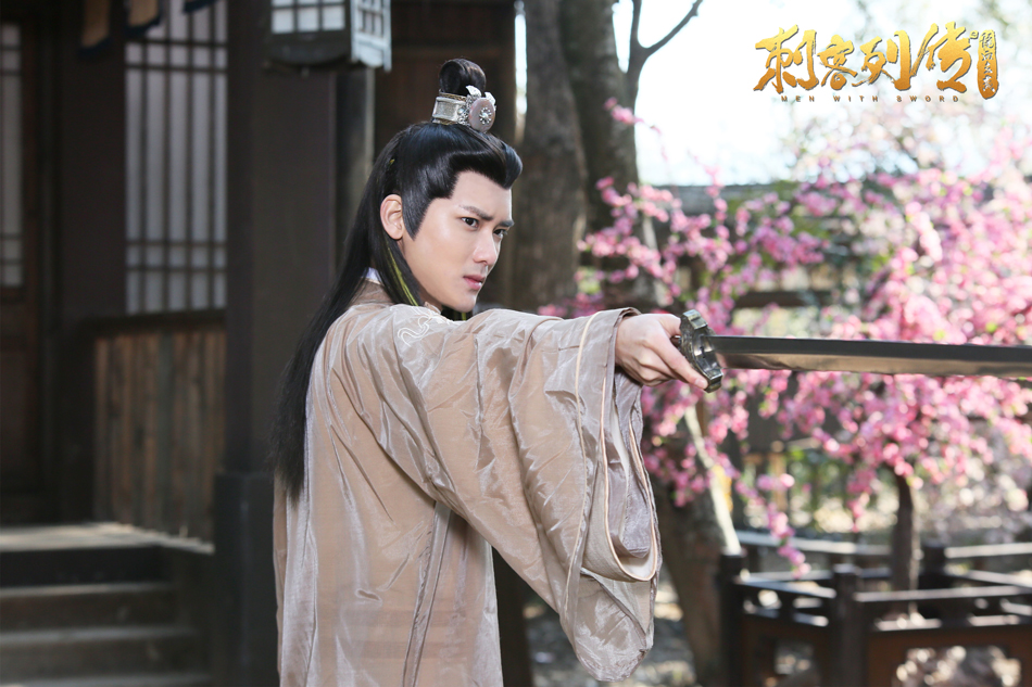 仲堃仪花间舞剑.