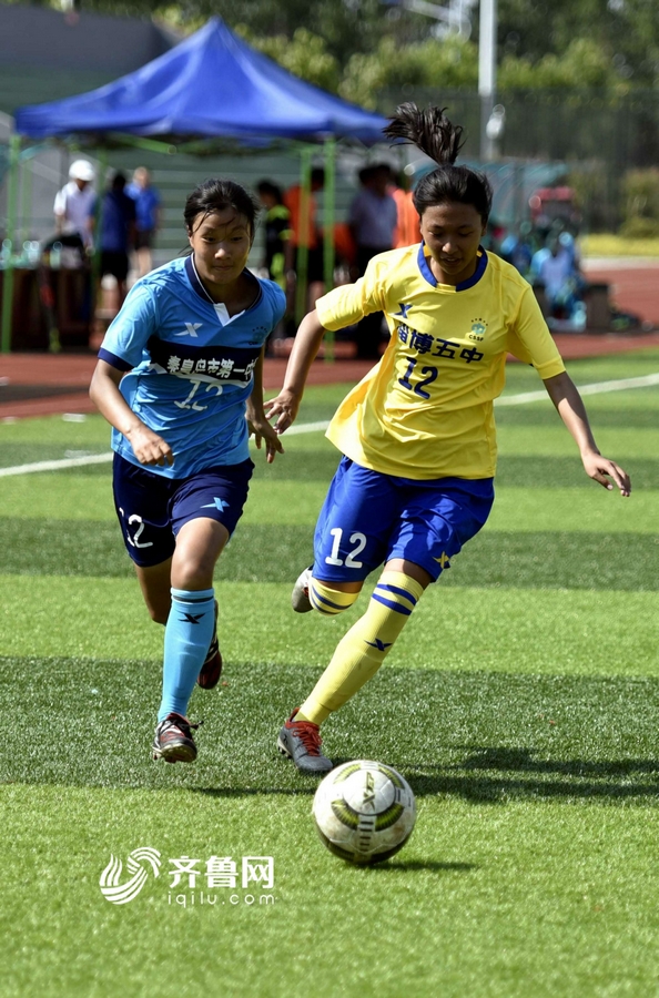 7月24日,淄博五中女足球员张文蓉(右12号)与秦皇岛市第一中学女足球员