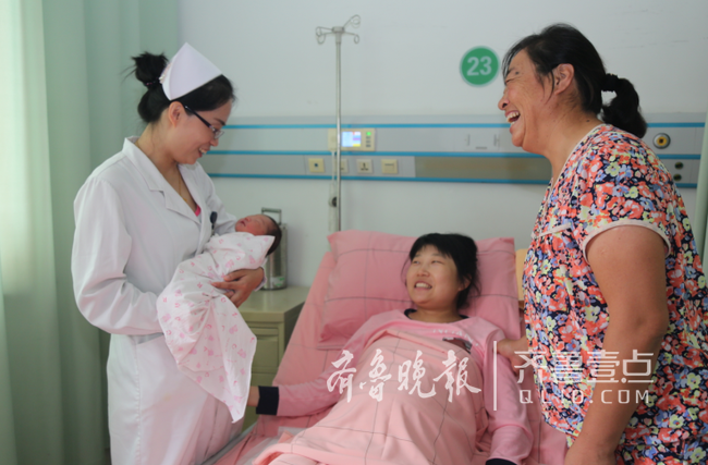 孕妇医院停车场突然"发动" 烟台白衣女跪地接生