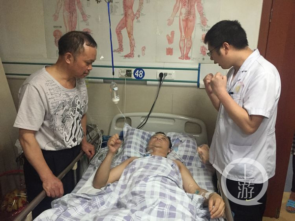 勇救横穿铁轨老人被截肢,重庆小伙徐前凯已能拄拐行走_凤凰健康