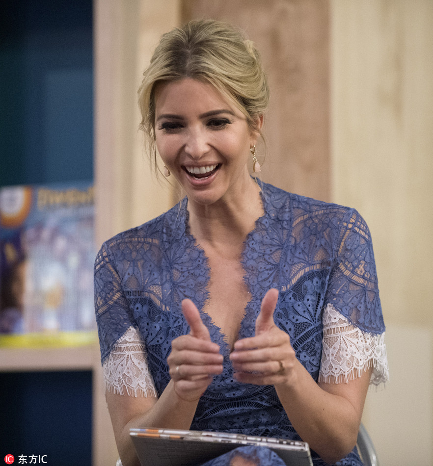 伊万卡为儿童读书 穿蕾丝裙超有气质