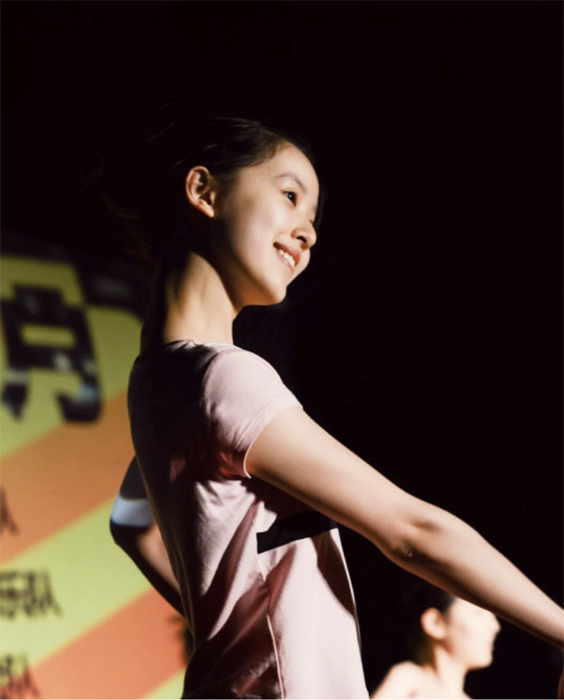 奶茶妹妹学生时代跳舞旧照曝光