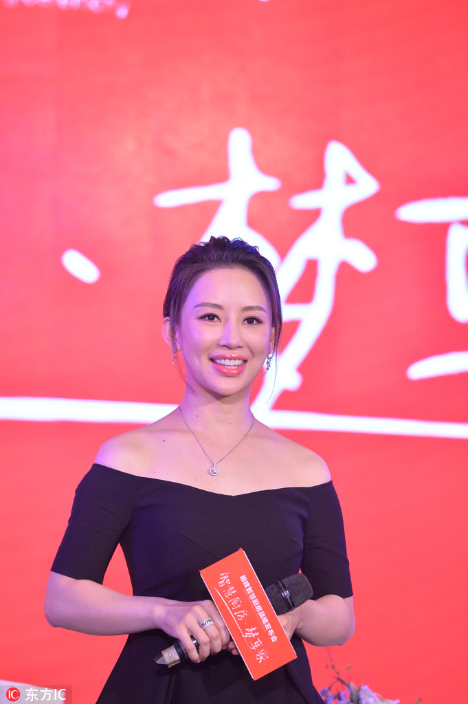 潘晓婷露肩黑裙亮相成熟范儿尽显东方美