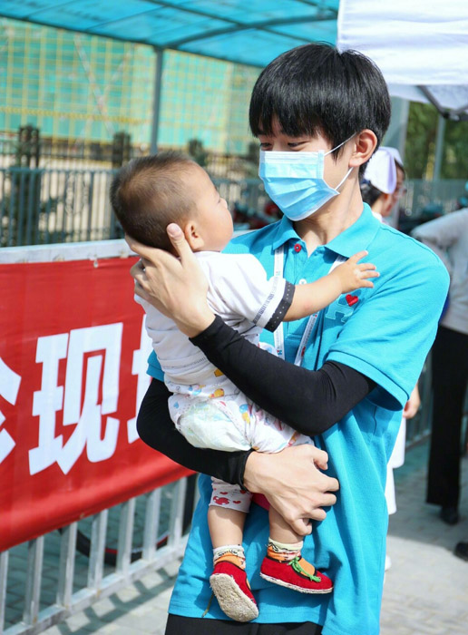 易烊千玺助力百人援宁 与韩红共同化身急诊医生