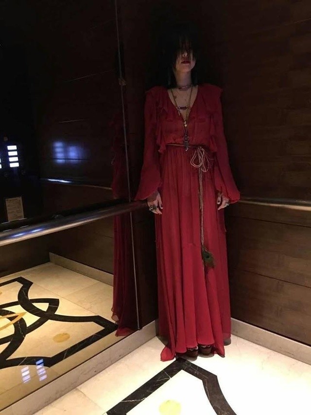 电梯红衣女鬼图片
