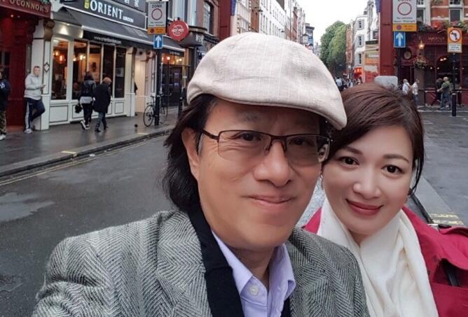 陈少霞伦敦游玩气质佳与老公挽手合照十分甜蜜